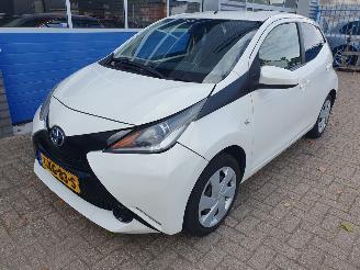 uszkodzony samochody osobowe Toyota Yaris 1.0 VVT-i x 2017/8