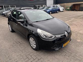 Vaurioauto  passenger cars Renault Clio 1.5 DCI 5-drs airco 2015/10