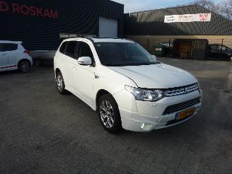 Unfallwagen Mitsubishi Outlander 2.0 PHEV INSTYLE 2013/12
