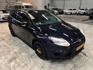 uszkodzony samochody osobowe Ford Focus 1.6 TDCI Titanium clima 2013/4