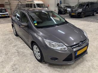 krockskadad bil auto Ford Focus 1.6 TDCI Trend 2013/4