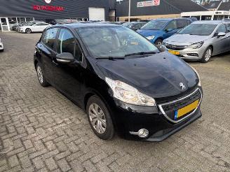 Schadeauto Peugeot 208 1.2 5-drs Envy Nap 2013/2