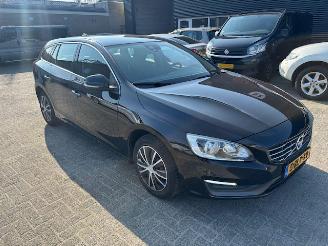 Vaurioauto  passenger cars Volvo V-60 1.6 D2 Momentum automaat 2015/1