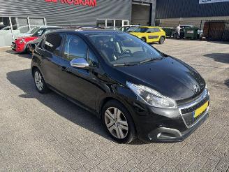 Voiture accidenté Peugeot 208 1.2 5-drs Signature NAP 2019/4