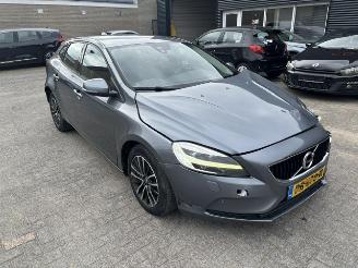 damaged passenger cars Volvo V-40 2.0D  Automaat Nordic+ 2017/5
