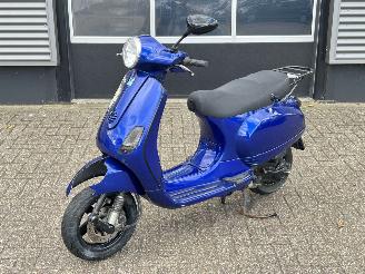 krockskadad bil bromfiets Vespa  LX50 4T 2007/12