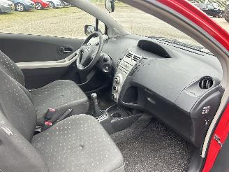 Toyota Yaris 1.0 VVTi + picture 11