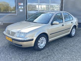 Voiture accidenté Volkswagen Bora 1.6-16V 2001/10