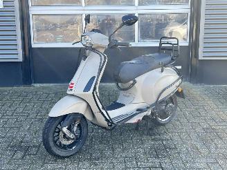 krockskadad bil bromfiets Vespa  Sprint 50 2018/9