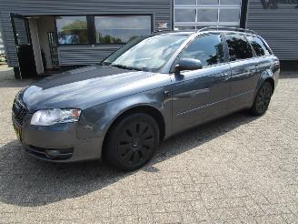 Damaged car Audi A4 Avant 2.5 TDI Pro-line Business 2005/4