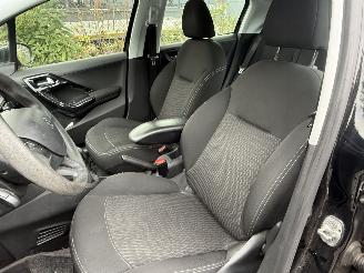 Peugeot 208  picture 8