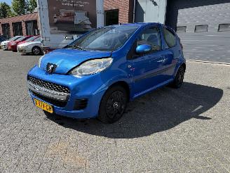 skadebil auto Peugeot 107 1.0-12V XS (Hatchback 5-dr.) 2011/2