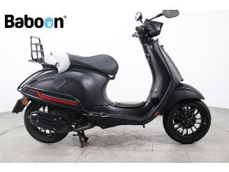 krockskadad bil bromfiets Vespa  Sprint 45KM 2021/4