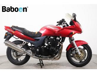 Vaurioauto  motor cycles Kawasaki  ZR-7 S 2001/10