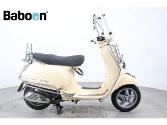 skadebil bromfiets Vespa  LX 50 25KM 2010/7