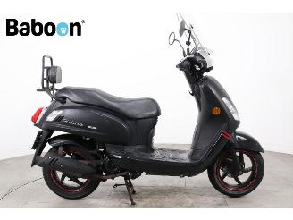 krockskadad bil bromfiets Sym Fiddle II 25KM 2020/9