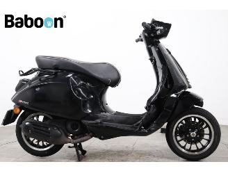 krockskadad bil bromfiets Vespa Sprint 45KM  2023/12