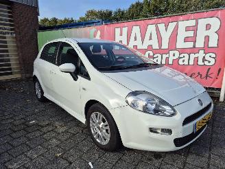 Vaurioauto  passenger cars Fiat Punto 1.3 m-jet pop AIRCO 2015/3