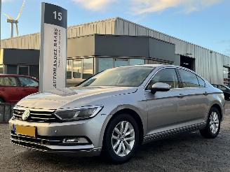damaged passenger cars Volkswagen Passat 1.6 TDI Comfortline AUTOMAAT 2017/11