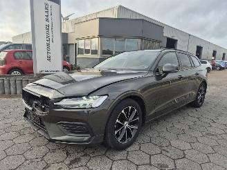 Unfallwagen Volvo V-60 2.0 B3 Momentum Advantage 2021/11