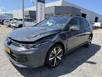 damaged passenger cars Volkswagen Golf 1.5 AUTOMAAT eHybrid Life Edition 2025/10