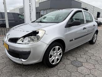 Voiture accidenté Renault Clio 1.2-16V Authentique 2007/12