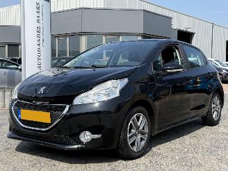 Damaged car Peugeot 208 1.2 VTi Active 2013/3
