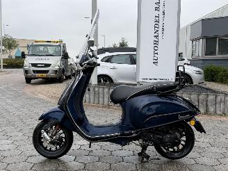 krockskadad bil bromfiets Vespa  Sprint 2017/3