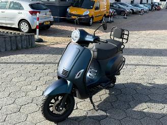 krockskadad bil bromfiets Senzo  RivaLux 2026/6