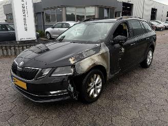 uszkodzony samochody osobowe Skoda Octavia Combi 1.6 TDI Greentech Ambition 2018/3