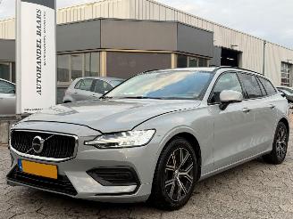 uszkodzony samochody osobowe Volvo V-60 2.0 B3 Essential Edition 2024/3