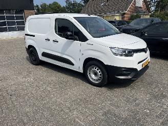 krockskadad bil bedrijf Toyota Proace CITY ELECTRIC. FIRST EDITION. 50 KWH. 2022/5