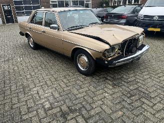 Damaged car Mercedes 200-serie 240 D. AUTOMAAT AIRCO !! 1982/1