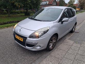 Vaurioauto  passenger cars Renault Mégane Scénic 1.6i celcium 2010/7