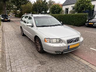 skadebil auto Volvo V-70 D5 Combi 2005/10