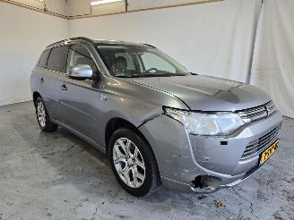 uszkodzony samochody osobowe Mitsubishi Outlander 2.0 PHEV Intense + 2013/11