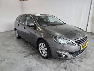 Vaurioauto  passenger cars Peugeot 308 1.2 PureTech Allure 2017/11