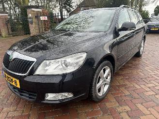 damaged passenger cars Skoda Octavia 1.6 TDI  DSG Ambition Business Line 2011/1
