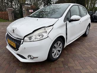 Unfallwagen Peugeot 208 1.2 e-VTi Active  automaat 2013/11