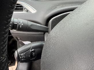 Peugeot 208 1.2 PureTech Style Pack picture 22