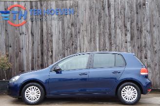 Damaged car Volkswagen Golf 1.6 TDi Airco Stoelverwarming PDC Isofix 77KW Euro 5 2009/10