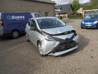 damaged passenger cars Toyota Aygo 1.0 VVT-i X-fun Airco NAP 2018/3