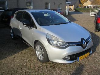 krockskadad bil auto Renault Clio 0.9 TCe Expression 5drs 2013/10