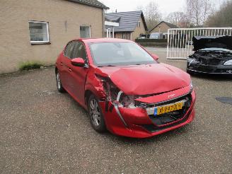 damaged passenger cars Peugeot 208 1.2 PureTech Allure 2020/11