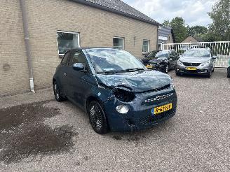 krockskadad bil auto Fiat 500E RED 42 kWh 2022/6