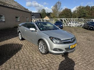 damaged passenger cars Opel Astra TWIN TOP 1.8 Cosmo WEINIG KILOMETERS 2006/10