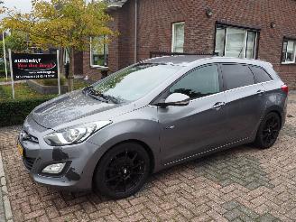 krockskadad bil auto Hyundai I-30 Wagon 1.6 GDI Business Edition 2013/9