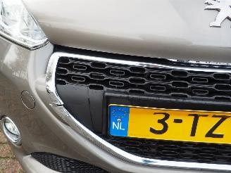 Peugeot 208 1.2 VTi Style picture 11