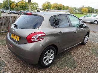 Peugeot 208 1.2 VTi Style picture 4