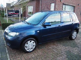 damaged passenger cars Mazda 2 1.4 Exclusive 2005/1